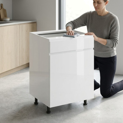 Mobiele keuken met lade en glanzende planken