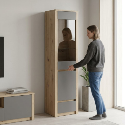 Glazen vitrinekast met glazen deuren, glazen planken en een lade