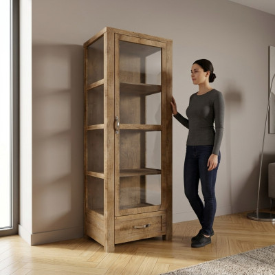 Elegante beige vitrinekast, een opslagoplossing die in de loop van de tijd verandert