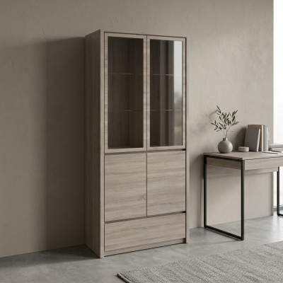 Keuken met lade en glazen planken