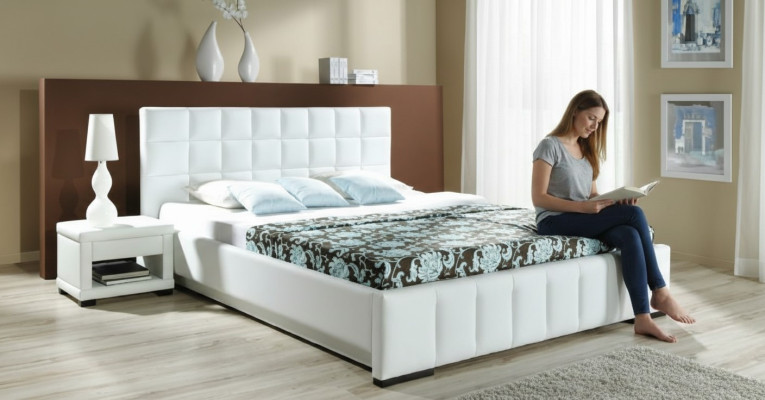 Een luxueus designbed in een veeleisende hedendaagse stijl van de hoogste kwaliteit.