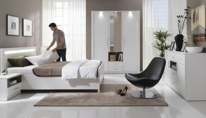 Elegante witte bed in een verfijnde eigentijdse stijl van premium kwaliteit.